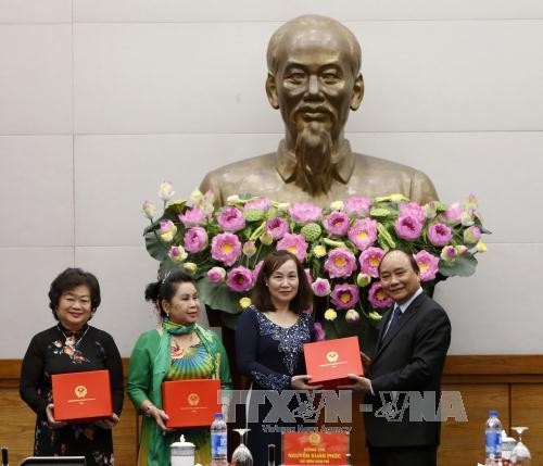 Les dirigeants vietnamiens reçoivent une délégation de la fondation Vu A Dinh - ảnh 1